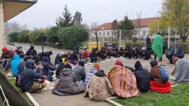 Migranți pregătiți pentru cazare într-un centru special