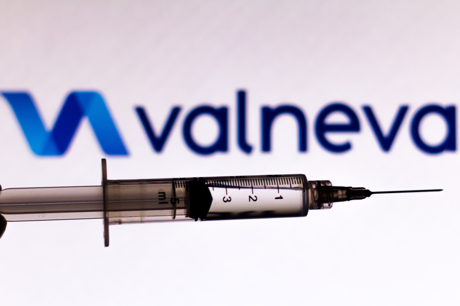 Un nou vaccin-candidat anti-Covid intră în producție. Serul este dezvoltat pe baza unui principiu diferit de cel al vaccinului Pfizer