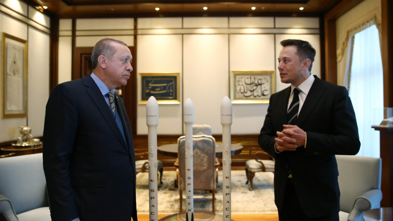 Elon Musk și Recep Erdogan fotografiați lângă niște miniaturi de rachete