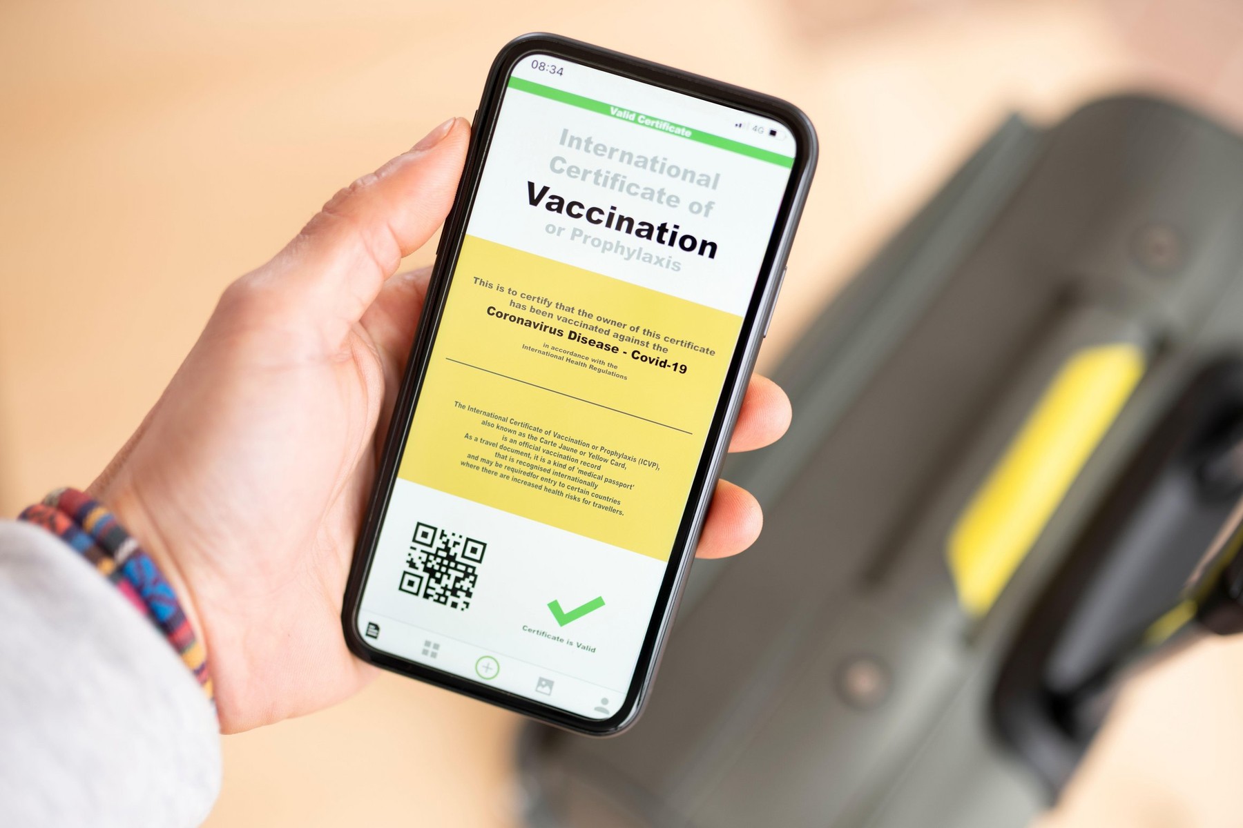 Doi angajați ai unei primării ar fi emis aproape 100 de certificate de vaccinare false. Polițiștii fac zeci de percheziții