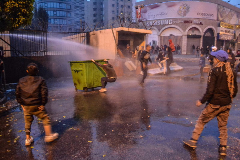 Politia reacționează cu tunuri de apă contra protestatarilor din Beirut.