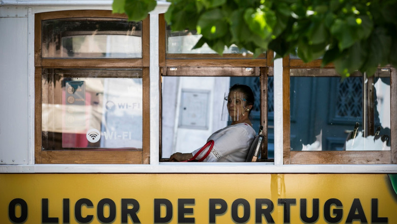 femeie cu viziera aflata intr-un mijloc de transport in comun in portugalia