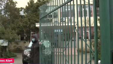 poarta care este inchisa de o femeie la scoala gimnaziala nr 28 din bucuresti