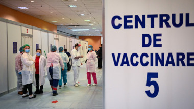 Centru de vaccinare anti-COVID în Bucureşti, asistente si o plansa in prim plan pe care scrie centrul de vaccinare numarul 5