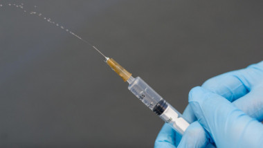 seringa cu vaccin anti covid