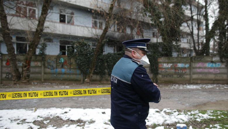 Un polițst stă in fata pavilionului care a luat foc la institutul matei bals