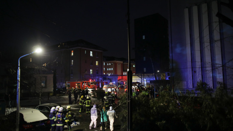 Echipe de salvare in costume speciale si ambulante intevin in urma incendiului de la Institutul Matei Bals