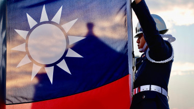Un soldat arborează steagul statului Taiwan în Piața Libertății din Taipei.