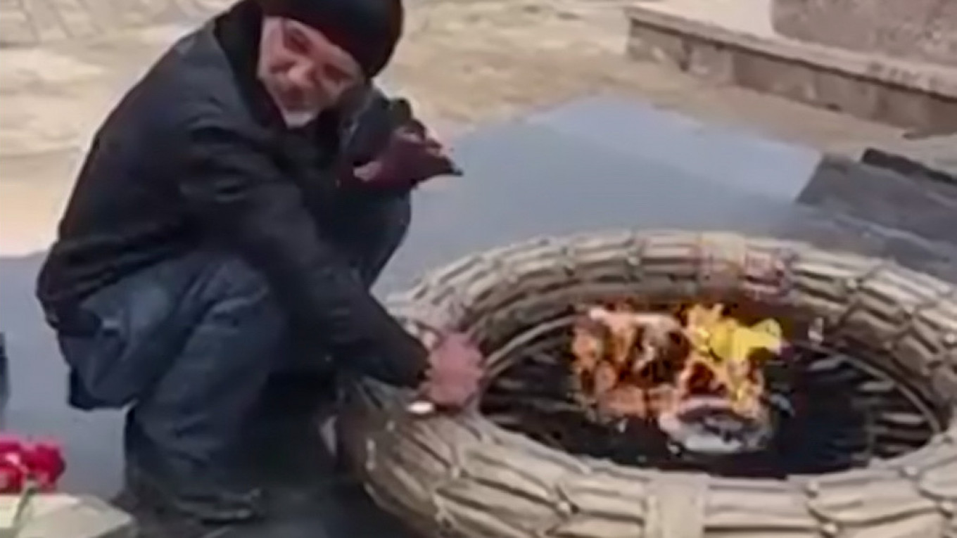 VIDEO. Un bărbat își face un grătar la flacăra eternă de monumentul soldaților căzuți în Al Doilea Război Mondial