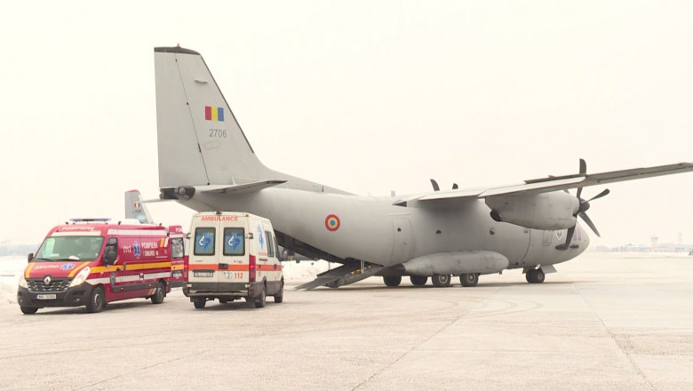 Ambulanțe lângă avionul militar care il transporta pe pacientul ars în Belgia