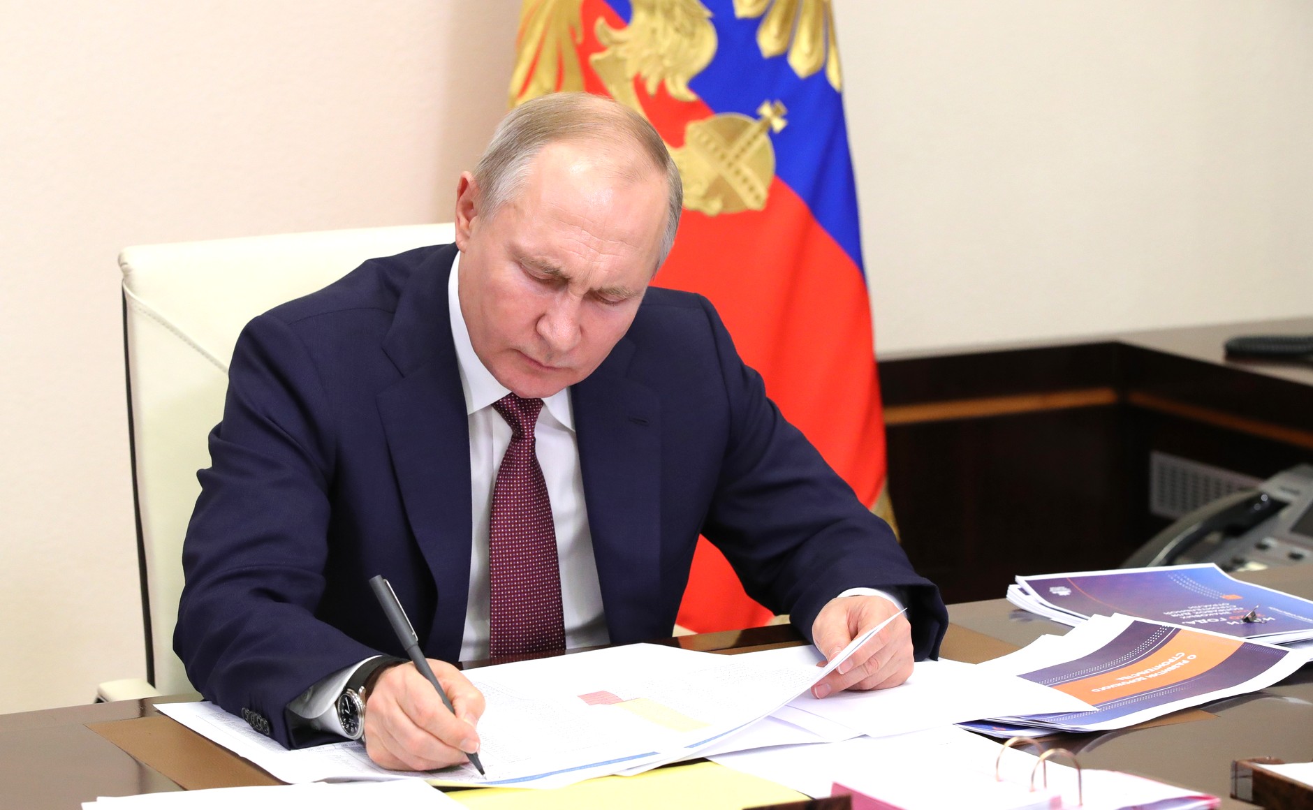 Vladimir Putin a promulgat prelungirea tratatului New START cu cinci ani