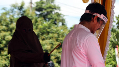 Un bărbat este pedepsit în mod public prin biciuire în provincia Aceh, Indonezia