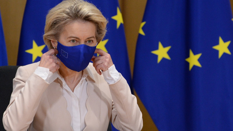 Ursula von der Leyen, președinta Comisiei Europene, isi pune o masca pe fata