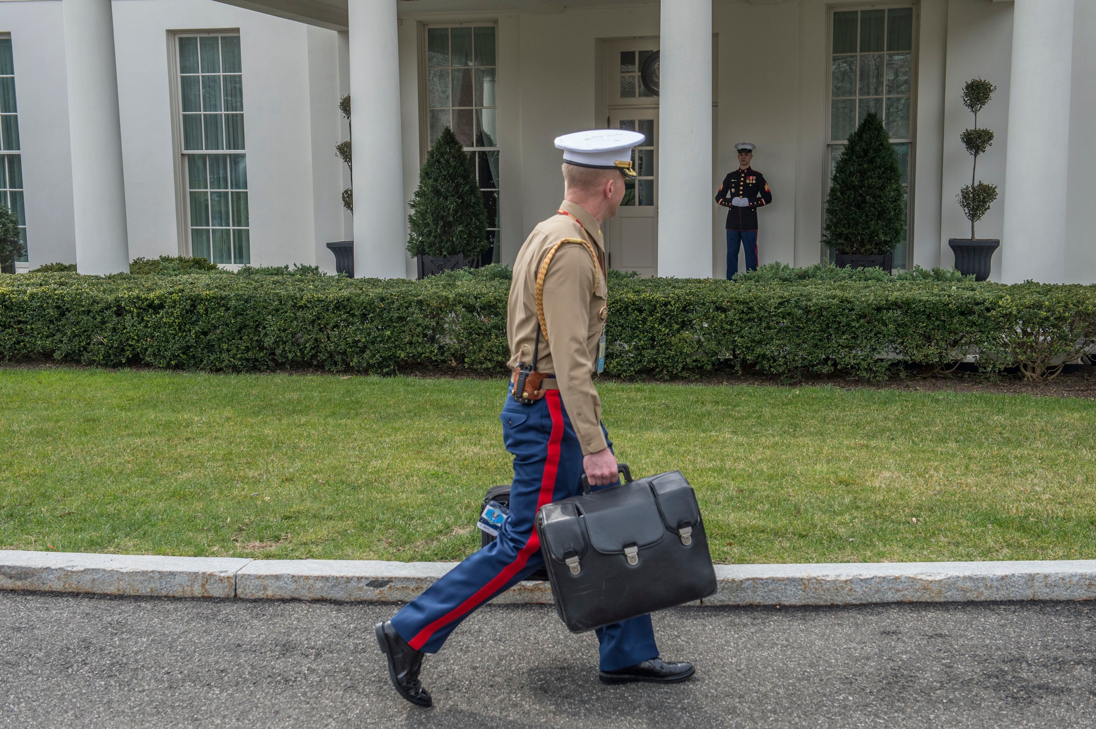 Cum s-a făcut transferul codurilor nucleare între Donald Trump și Joe Biden, fără ca cei doi să se întâlnească. Soluția găsită