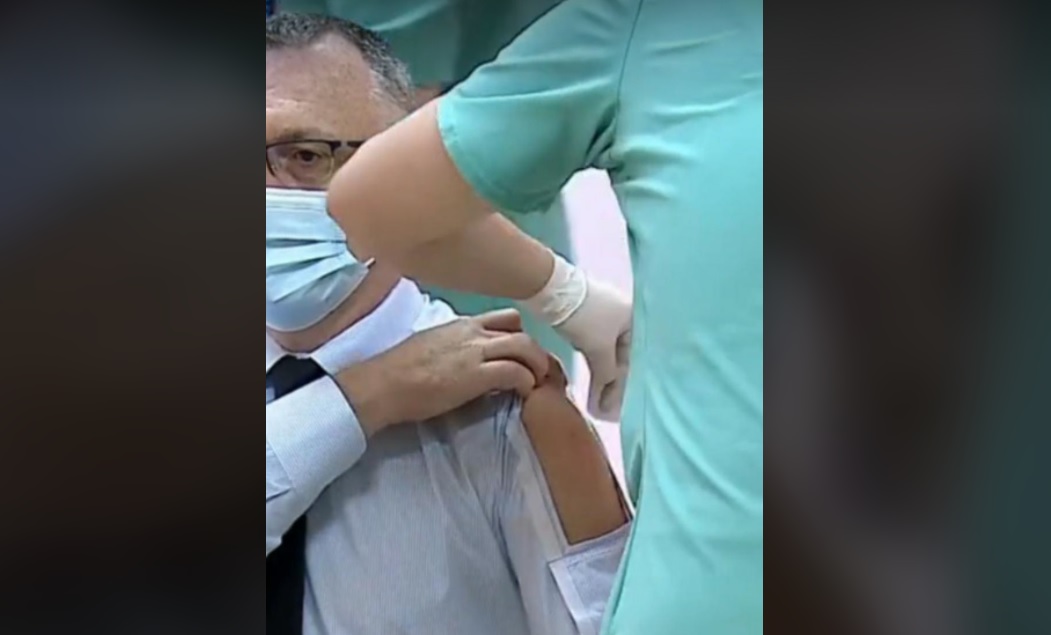 VIDEO. Ministrul Sorin Cîmpeanu s-a prezentat la vaccinare cu o cămașă specială, cu „fereastră”