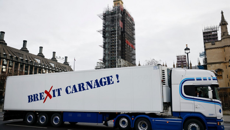 camion cu un slogan anti-Brexit in fata Parlamentului britanic