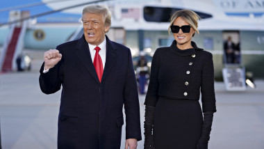 donald trump cu pumnul strans si melania trump razand pe pista St Andrew, la incheierea mandatului prezidential