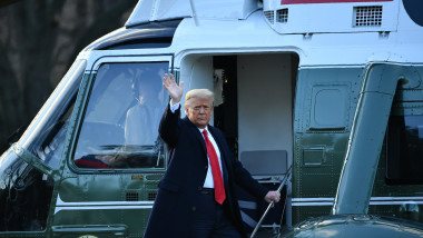 Donald Trump pe scara elicopterului Marine One