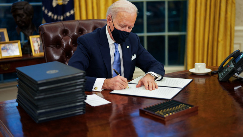 Joe Biden semnează primele sale decrete ca președinte