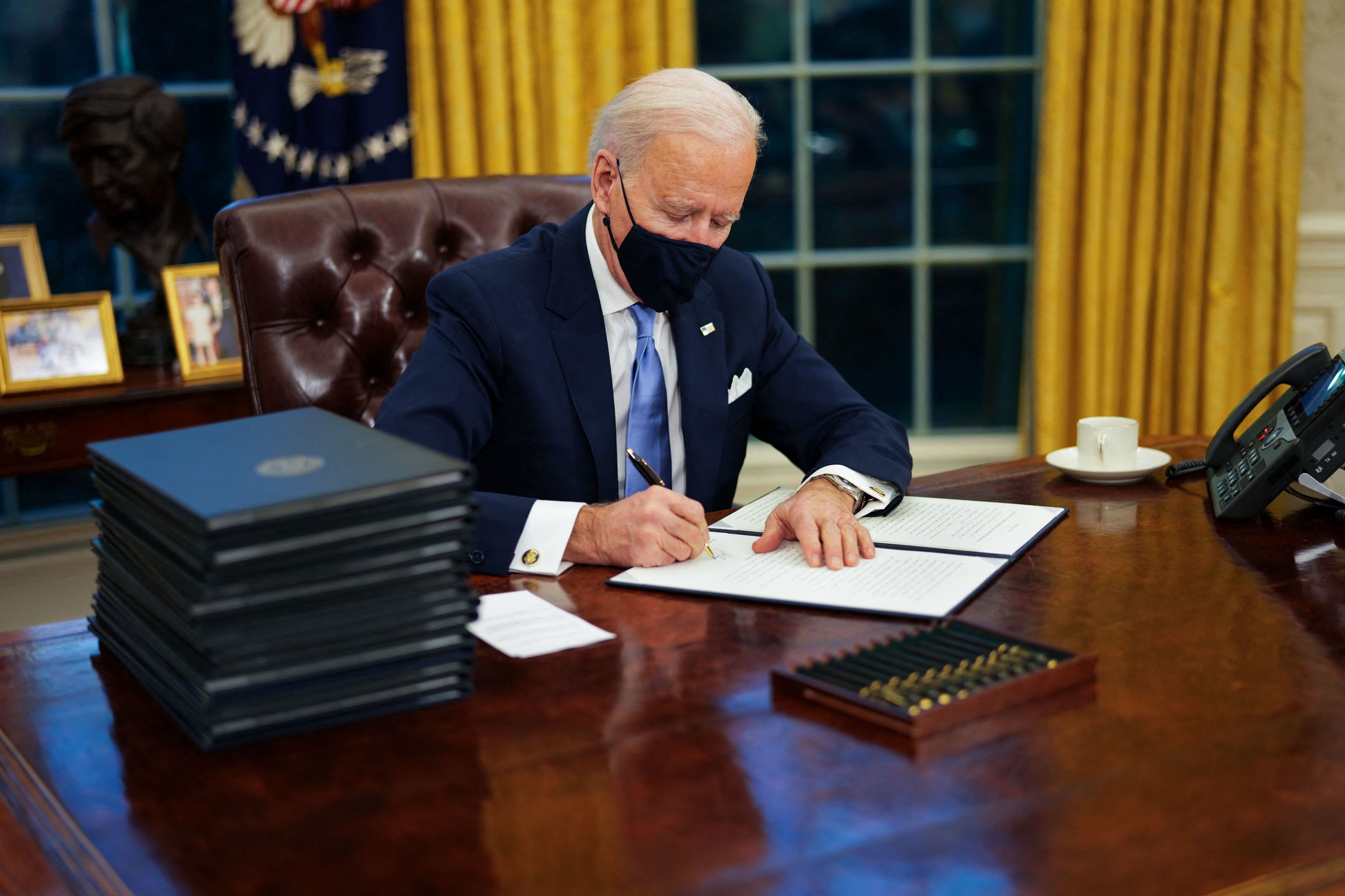Joe Biden reînnoieşte restricţiile privind călătoriile internaţionale