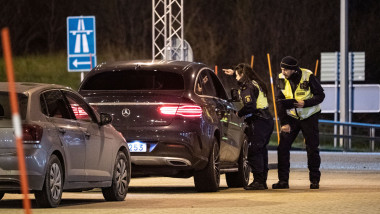 politisti care verifica masini la granita cu suedia