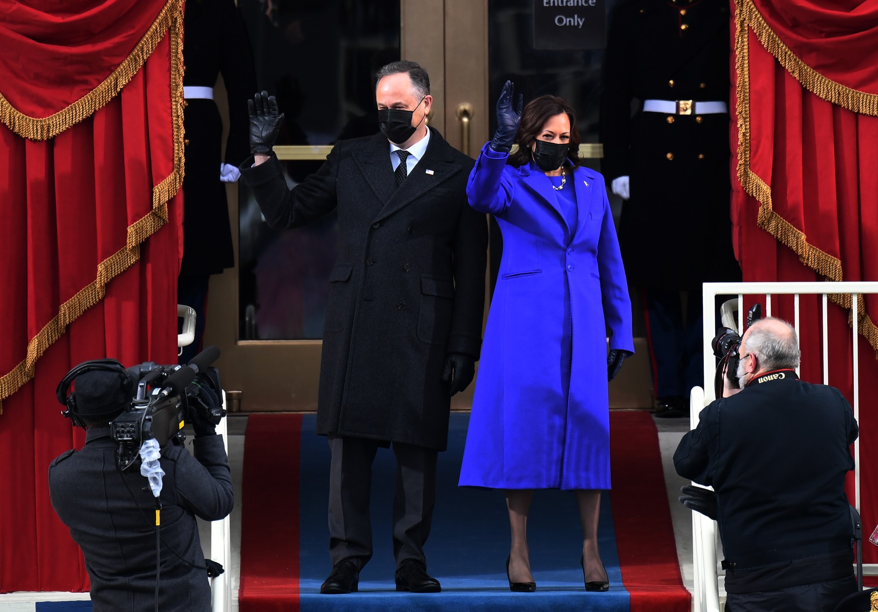 Semnificaţia ținutelor purtate la ceremonia de învestire. Ce reprezintă violetul, culoarea aleasă de Kamala Harris