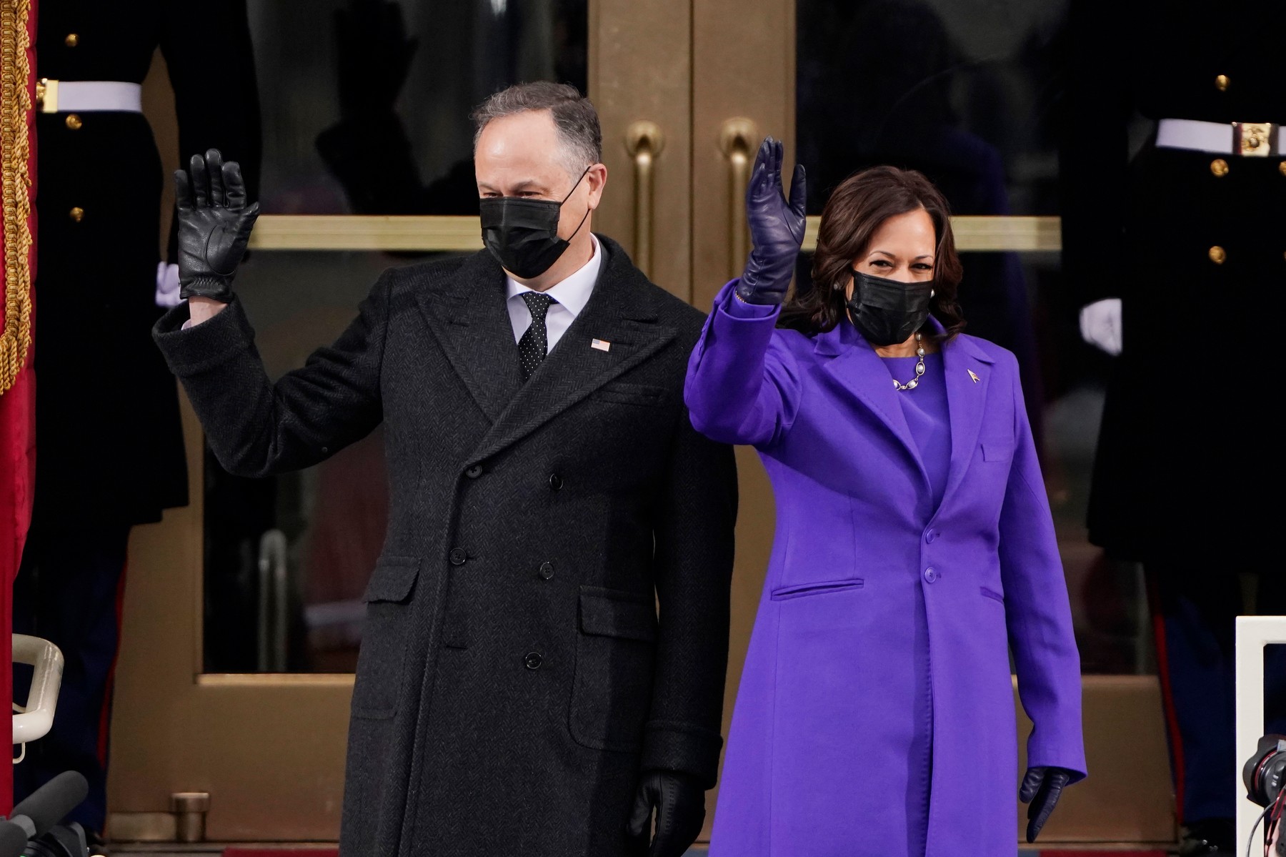 Ținutele purtate la ceremonia de învestire. Ce reprezintă violetul, culoarea aleasă de Kamala Harris