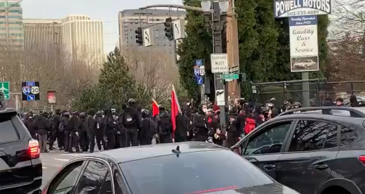 Protestatarii au vandalizat sediul Partidului Democrat din Portland în ziua învestirii lui Joe Biden