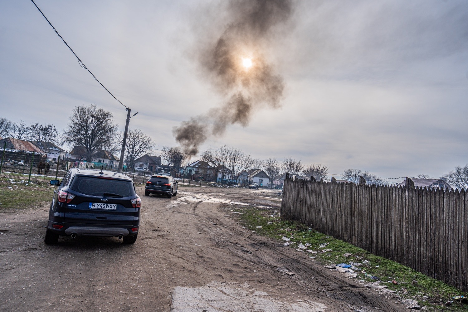 FOTO. Deșeuri incendiate chiar în timpul vizitei ministrului Mediului, Tánczos Barna