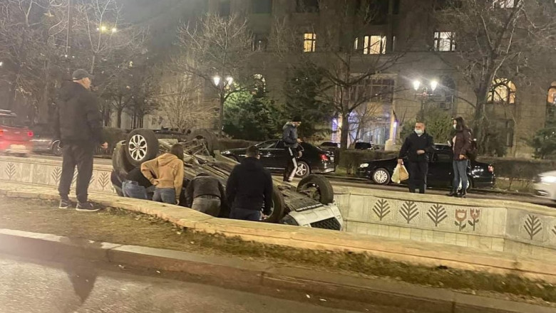 O mașină s-a răsturnat într-una din fântânile din Piața Unirii din București