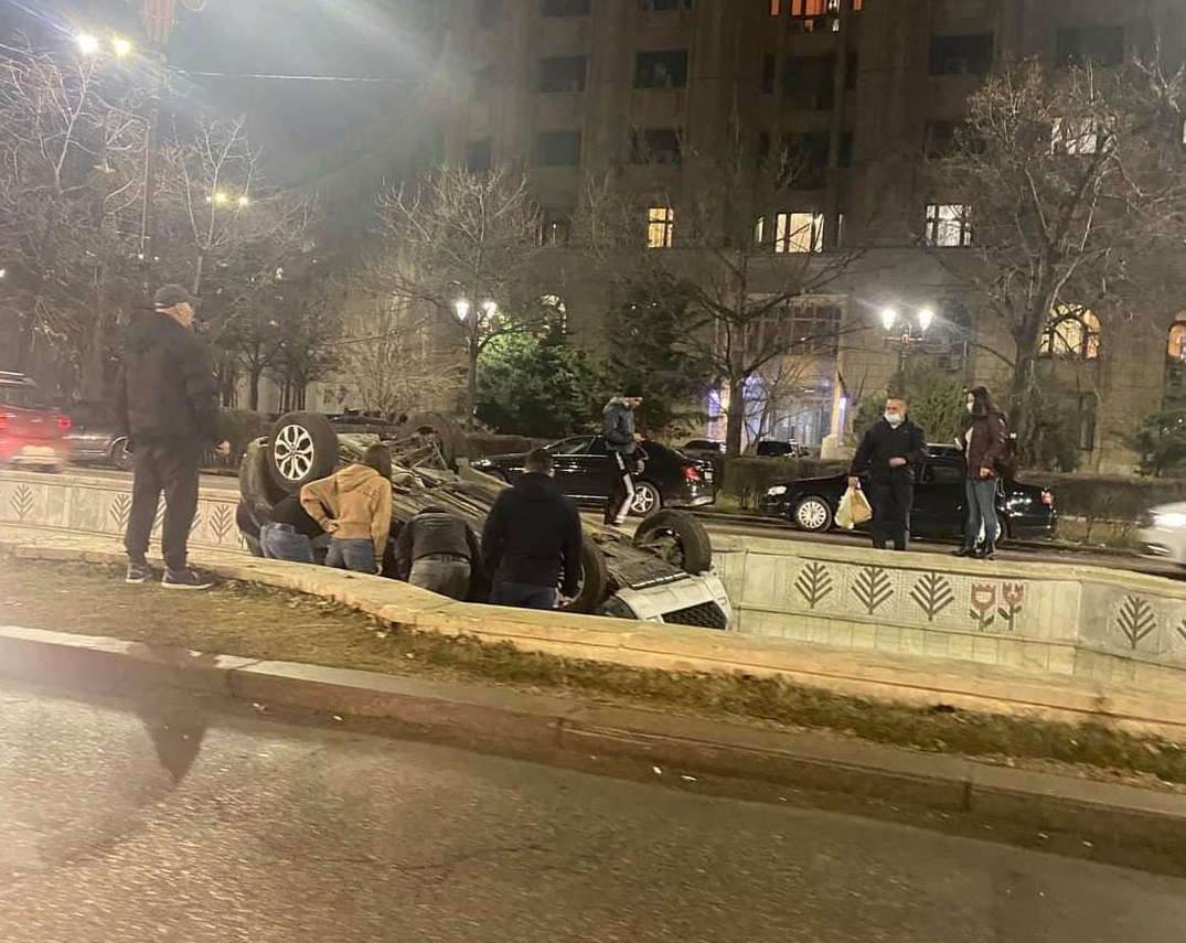 FOTO. A treia mașină care a plonjat în fântâna de la Piața Unirii într-o săptămână