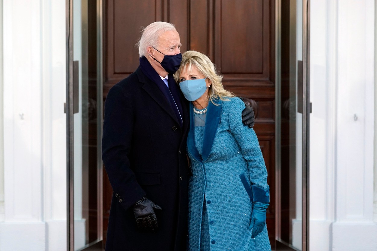„Ne deschide și nouă ușa cineva, vă rugăm?” Situația ciudată în care au fost puși soții Biden la sosirea la Casa Albă