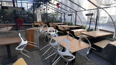 scaune puse pe mese intr-un restaurant inchis