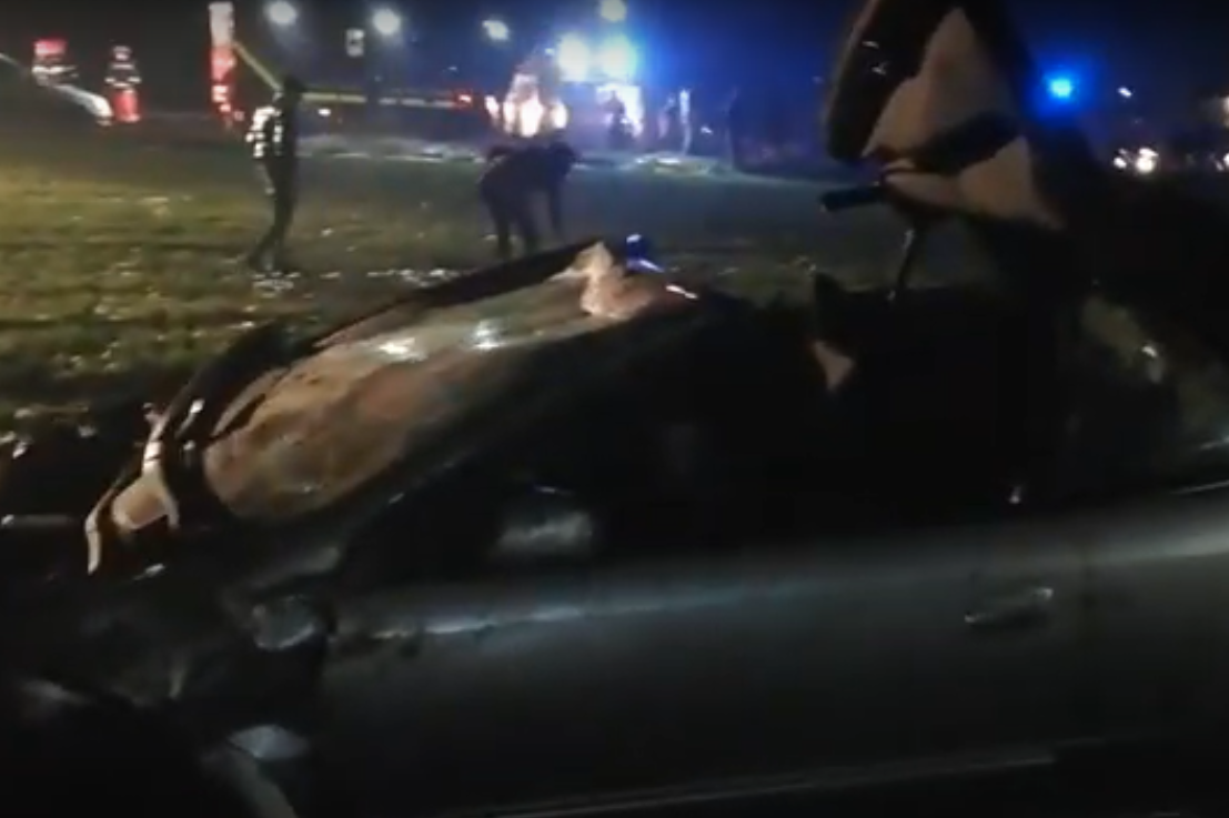 VIDEO. Momentul în care doi tineri fură telefonul victimei unui accident, în Teleorman. Poliția se afla la câțiva metri distanță