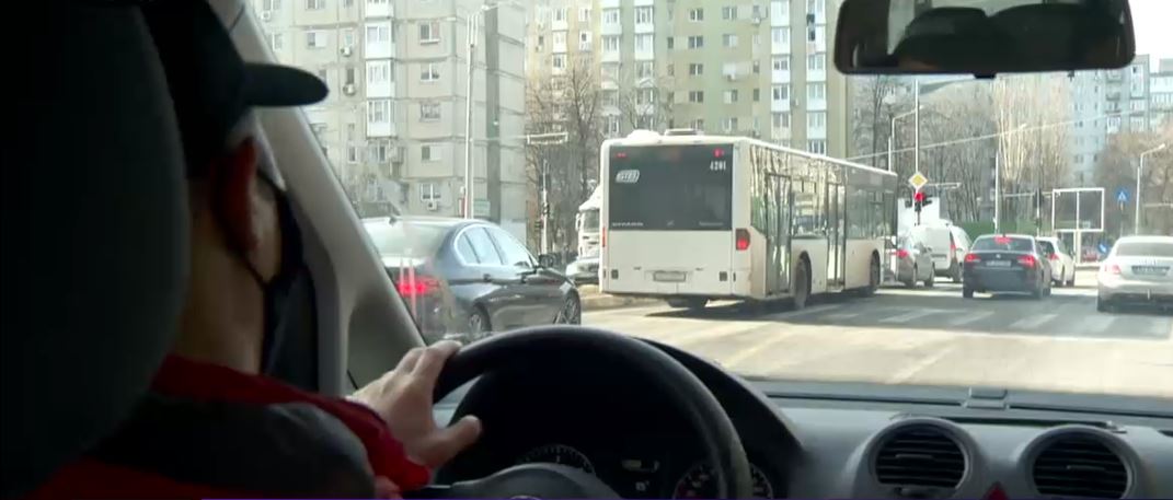 Reguli de circulație încălcate la fiecare minut în Capitală. Polițiștii în civil, o soluție pentru trafic