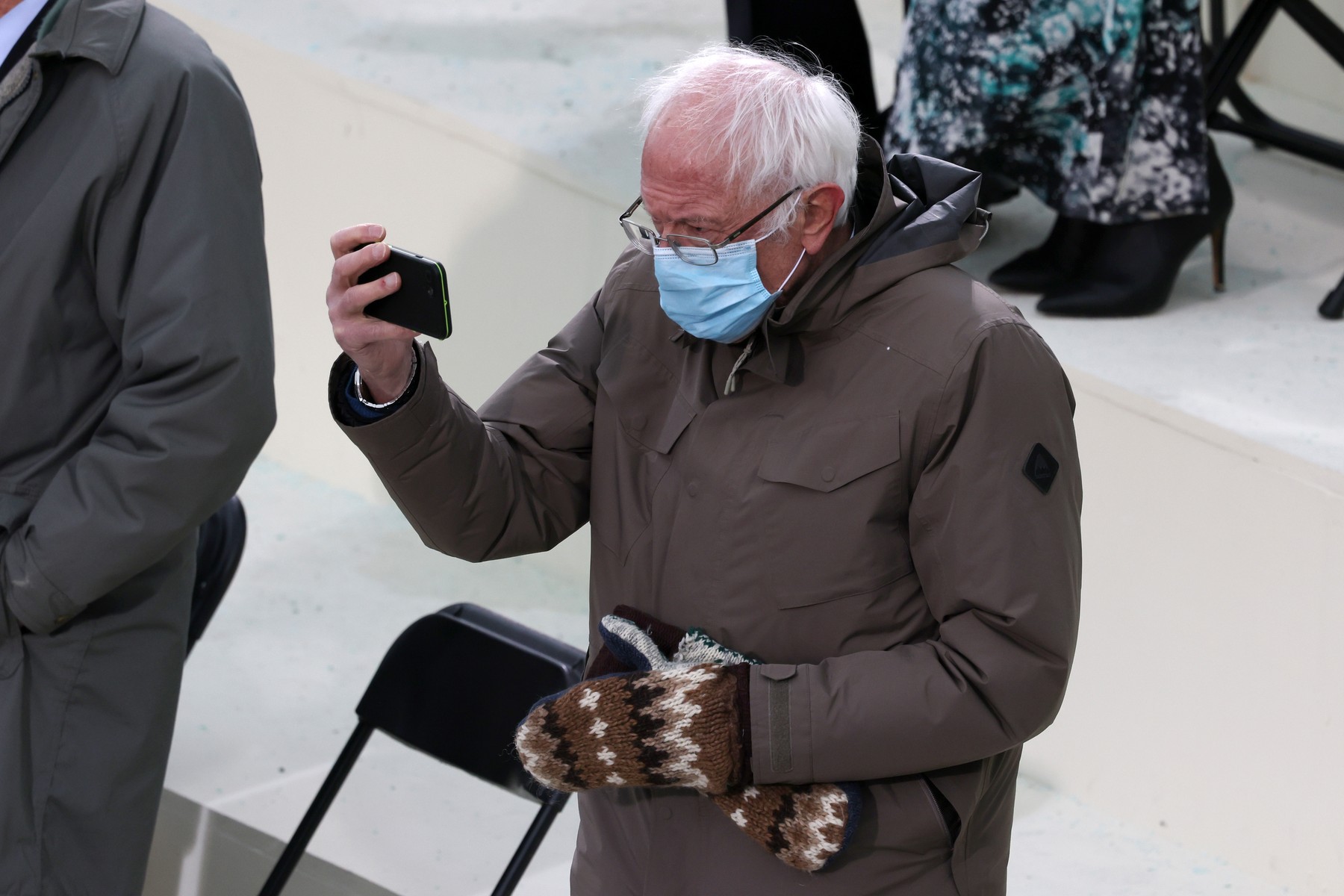 Cerere uriașă de mănuși ca ale lui Bernie Sanders în SUA. Ce spune profesoara care le-a făcut