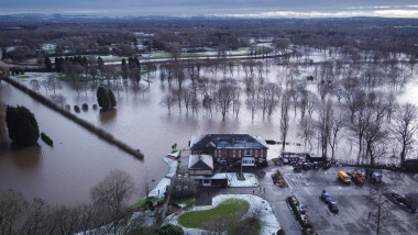 vedere aeriana a unui teren de golf inundat in nord-vestul Angliei