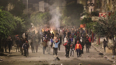 Sute de persoane protestând pe străzile din Tunis, capitala Tunisiei