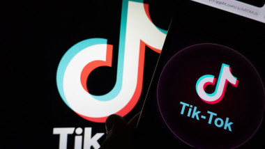 Logo-ul TikTok pe ecranul unui telefon mobil