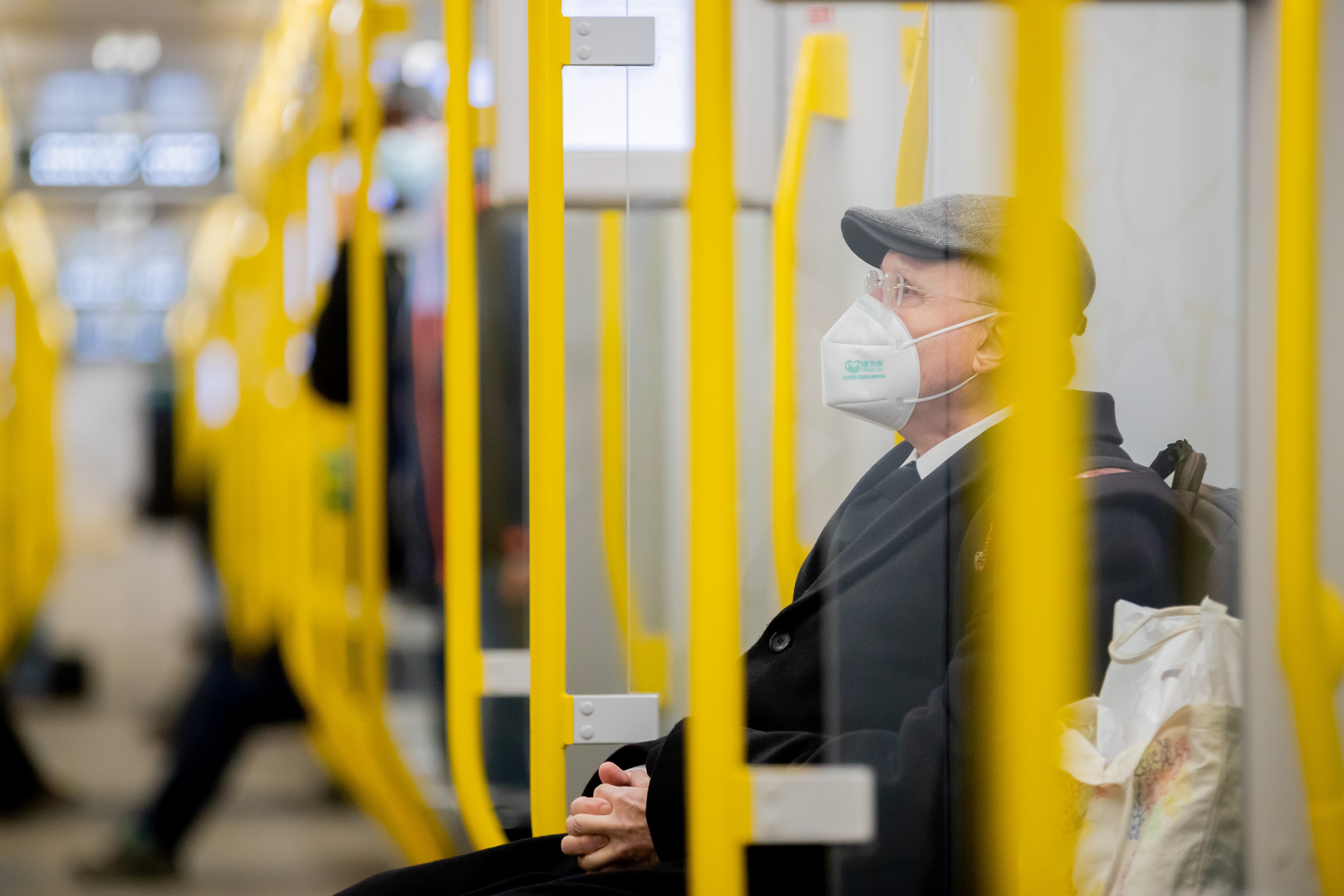 Tramvaiul tăcerii. Oamenilor care merg cu transportul în comun în Barcelona li s-a cerut să nu vorbească, pentru a nu răspândi COVID