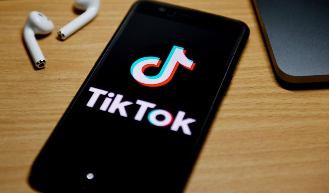 Italia blochează TikTok pentru utilizatorii a căror vârstă nu este garantată, după ce o fetiță a murit sufocată în urma unei provocări