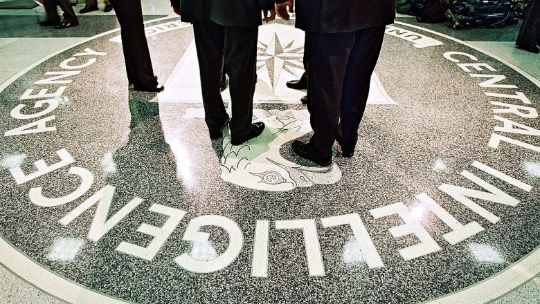 picioare ale unor siluete neidentificate pe sigiliul CIA de la intrarea în sediul Agenţiei Centrale de Informaţii a SUA