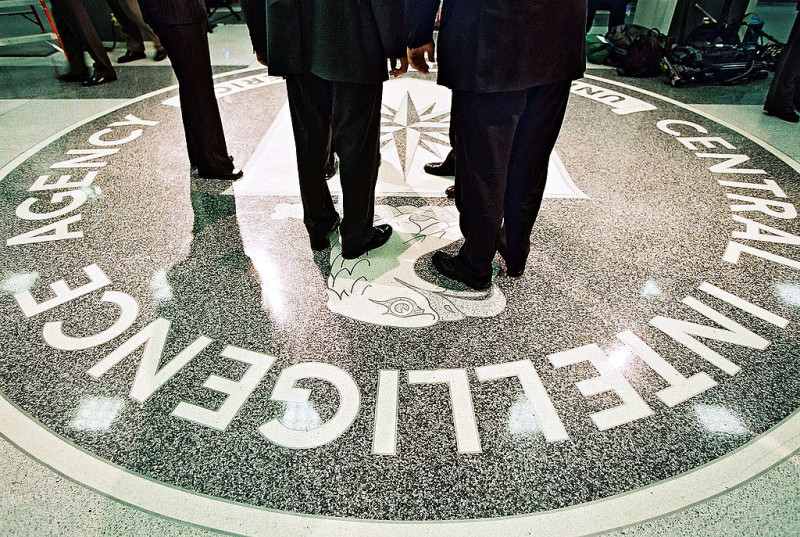 picioare ale unor siluete neidentificate pe sigiliul CIA de la intrarea în sediul Agenţiei Centrale de Informaţii a SUA