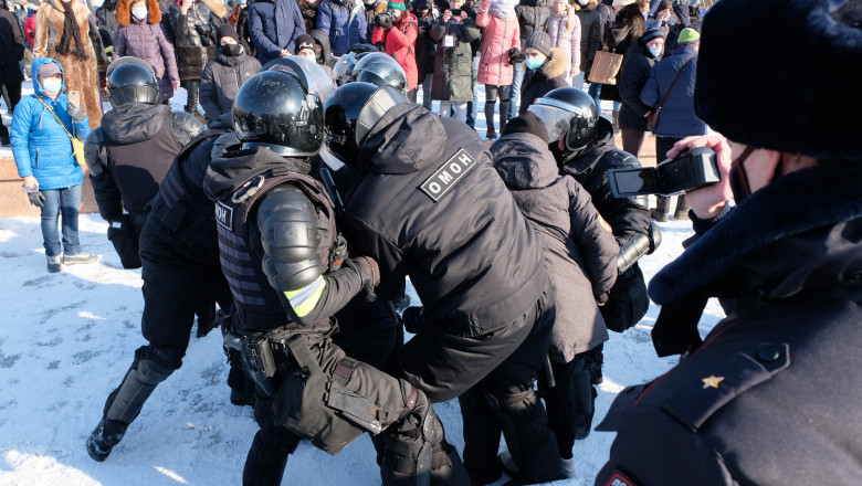 Poliţia arestează un demonstrant la protestele pro-Navalnîi din Habarovsk, Rusia.