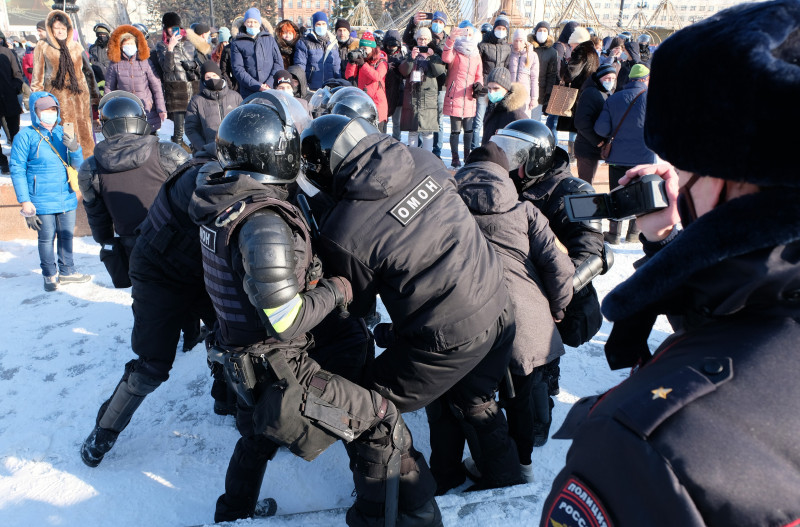Poliţia arestează un demonstrant la protestele pro-Navalnîi din Habarovsk, Rusia.