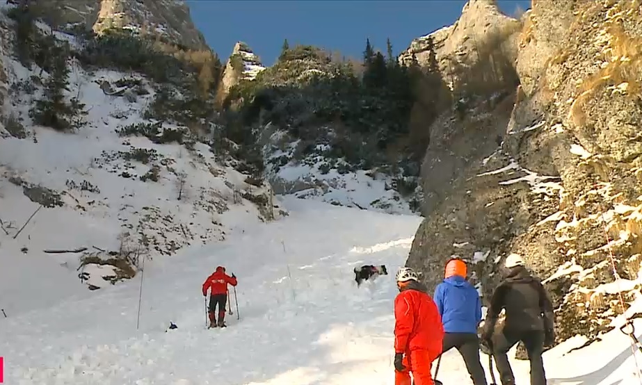 Două femei, surprinse de o avalanșă în Munții Bucegi