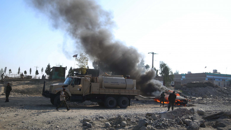 masina capcana explodata, soldati inspecteaza ramasitele in afganistan
