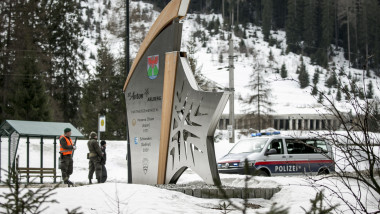 politisti din austria la intrarea in statiunea st. anton din austria.
