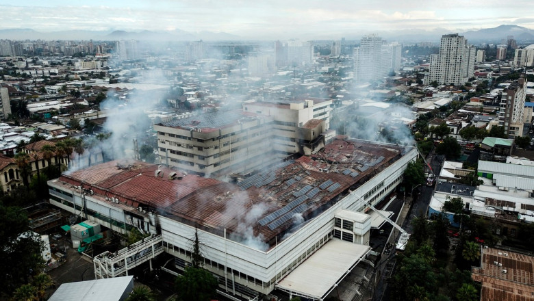 imagine aeriana cu Incendiul de la Spitalul San Borja Hospital, din capitala Santiago, din Chile.