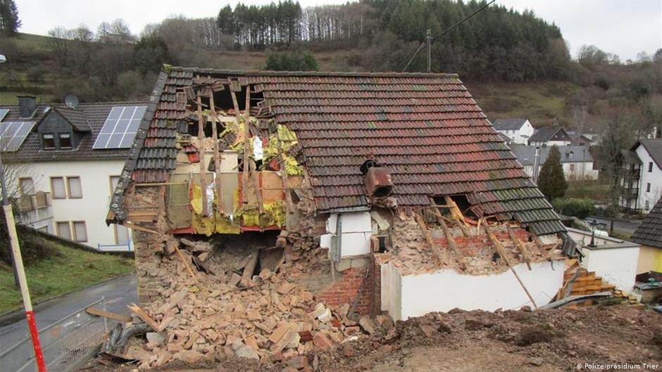 FOTO. Proprietarul și-a dărâmat casa cu chiriașul înăuntru
